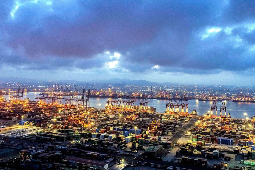 2023年12月，山东港口青岛港前湾港区照明亮化设施智能化控制