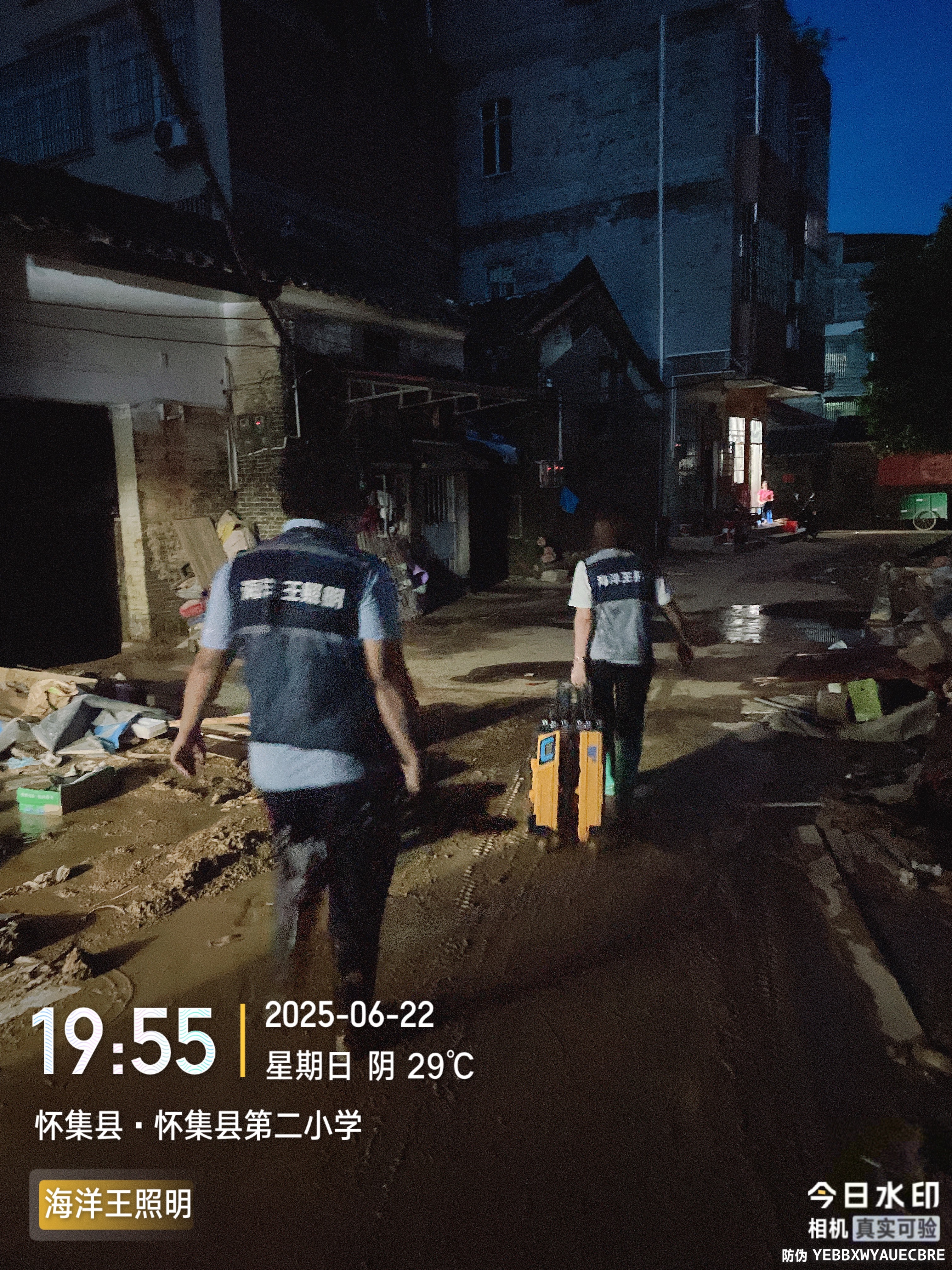 洪涛之上，灯影织就的黎明诗章